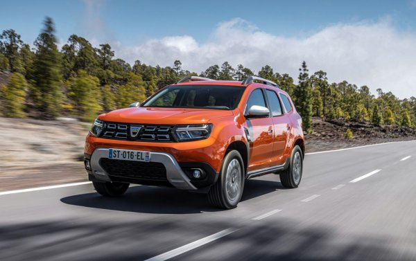 Dacia Duster е бюджетен SUV, който предоставя характеристики и качество, далеч надхвърлящи очакванията за тази цена. Duster се предлага в различни версии, което ви позволява да избирате между опции за задвижване на четирите колела и задвижване на две колела. 
Версията 4WD на Duster предлага опция за лесно превключване между задвижване на предните колела и 4×4 с помощта на обикновен превключвател – полезно, ако внезапно попаднете в снежна буря. Друга характеристика, която го прави добър автомобил за сняг, е неговият просвет. Той е сравнително високо над земята, което означава, че няма да бъде приклещен в по-дълбоките снежни преспи. 
Отвътре колата изглежда и се усеща по-интелигентна, отколкото може да очаквате за евтин автомобил - с атрактивен интериор и приличен 8-инчов сензорен екран при по-новите модели. Duster също е достатъчно просторен, за да могат трима възрастни да седнат удобно отзад. 
